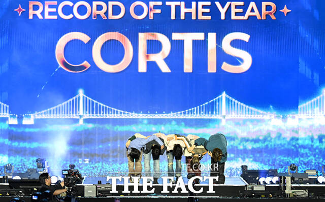 <더팩트>가 주최하고 팬앤스타와 UCW가 주관하는 ‘2026 더팩트 뮤직 어워즈(2026 THE FACT MUSIC AWARDS, TMA)’가 19일 오후 부산 연제구 부산아시아드주경기장에서 열린 가운데 그룹 코르티스(CORTIS)의 건호와 성현, 주훈, 제임스, 마틴(왼쪽부터)이 '대상 RECORD OF THE YEAR'를 수상한 뒤 소감을 밝히고 있다. /부산아시아드주경기장=이새롬 기자