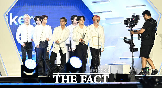 <더팩트>가 주최하고 팬앤스타와 UCW가 주관하는 ‘2026 더팩트 뮤직 어워즈(2026 THE FACT MUSIC AWARDS, TMA)’가 19일 오후 부산 연제구 부산아시아드주경기장에서 열린 가운데 그룹 싸이커스(xikers)가 '핫티스트'를 수상하고 있다. /부산아시아드주경기장=이새롬 기자 