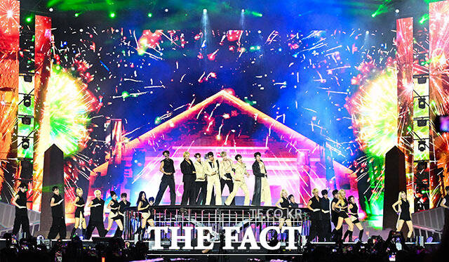 <더팩트>가 주최하고 팬앤스타와 UCW가 주관하는 ‘2026 더팩트 뮤직 어워즈(2026 THE FACT MUSIC AWARDS, TMA)’가 19일 오후 부산 연제구 부산아시아드주경기장에서 열린 가운데 가수 에이티즈(ATEEZ)가 화려한 무대를 펼치고 있다. /부산아시아드주경기장=서예원 기자