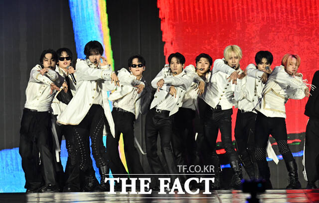 <더팩트>가 주최하고 팬앤스타와 UCW가 주관하는 ‘2026 더팩트 뮤직 어워즈(2026 THE FACT MUSIC AWARDS, TMA)’가 19일 오후 부산 연제구 부산아시아드주경기장에서 열린 가운데 그룹 싸이커스(xikers)가 화려한 무대를 펼치고 있다. /부산아시아드주경기장=이새롬 기자
