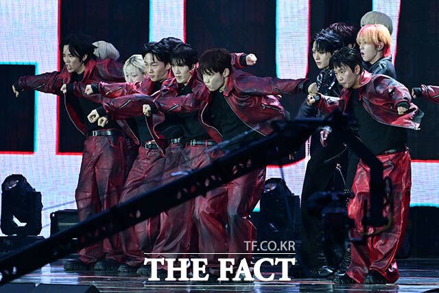 <더팩트>가 주최하고 팬앤스타와 UCW가 주관하는 ‘2026 더팩트 뮤직 어워즈(2026 THE FACT MUSIC AWARDS, TMA)’가 19일 오후 부산 연제구 부산아시아드주경기장에서 열린 가운데 그룹 싸이커스가 화려한 오프닝 무대를 펼치고 있다. /부산아시아드주경기장=남윤호 기자