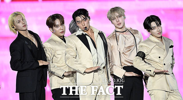 <더팩트>가 주최하고 팬앤스타와 UCW가 주관하는 ‘2026 더팩트 뮤직 어워즈(2026 THE FACT MUSIC AWARDS, TMA)’가 19일 오후 부산 연제구 부산아시아드주경기장에서 열린 가운데 가수 에이티즈(ATEEZ)가 화려한 무대를 펼치고 있다. /부산아시아드주경기장=김성렬 기자