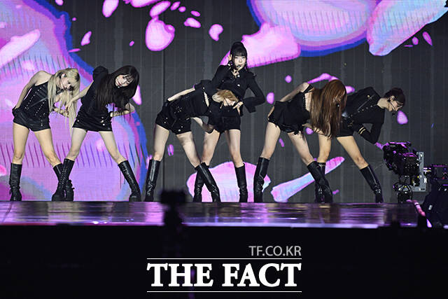 <더팩트>가 주최하고 팬앤스타와 UCW가 주관하는 ‘2026 더팩트 뮤직 어워즈(2026 THE FACT MUSIC AWARDS, TMA)’가 19일 오후 부산 연제구 부산아시아드주경기장에서 열린 가운데 그룹 엔믹스가 화려한 무대를 펼치고 있다. /부산아시아드주경기장=남윤호 기자