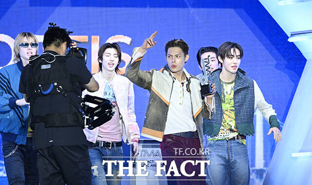 <더팩트>가 주최하고 팬앤스타와 UCW가 주관하는 ‘2026 더팩트 뮤직 어워즈(2026 THE FACT MUSIC AWARDS, TMA)’가 19일 오후 부산 연제구 부산아시아드주경기장에서 열린 가운데 그룹 코르티스의 성현과 건호, 제임스(왼쪽부터)가 '레코드 오브 더 이어'를 수상하고 있다. /부산아시아드주경기장=박헌우 기자