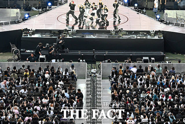 관객들이 트리플에스(tripleS)의 무대를 즐기고 있다. /부산아시아드주경기장=송호영 기자