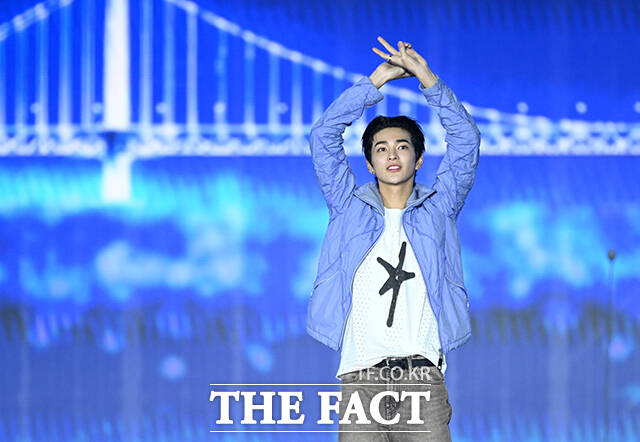 <더팩트>가 주최하고 팬앤스타와 UCW가 주관하는 ‘2026 더팩트 뮤직 어워즈(2026 THE FACT MUSIC AWARDS, TMA)’가 19일 오후 부산 연제구 부산아시아드주경기장에서 열린 가운데 그룹 코르티스의 성현과 건호, 제임스(왼쪽부터)가 '레코드 오브 더 이어'를 수상하고 있다. /부산아시아드주경기장=박헌우 기자