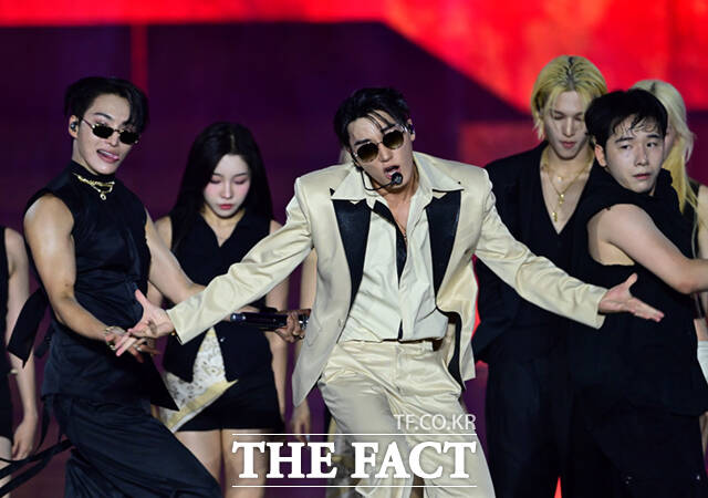<더팩트>가 주최하고 팬앤스타와 UCW가 주관하는 ‘2026 더팩트 뮤직 어워즈(2026 THE FACT MUSIC AWARDS, TMA)’가 19일 오후 부산 연제구 부산아시아드주경기장에서 열린 가운데 가수 에이티즈(ATEEZ)가 화려한 무대를 펼치고 있다. /부산아시아드주경기장=이새롬 기자
