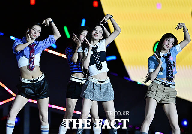 <더팩트>가 주최하고 팬앤스타와 UCW가 주관하는 ‘2026 더팩트 뮤직 어워즈(2026 THE FACT MUSIC AWARDS, TMA)’가 19일 오후 부산 연제구 부산아시아드주경기장에서 열린 가운데 아일릿(ILLIT)이 화려한 무대를 펼치고 있다. /부산아시아드주경기장=배정한 기자