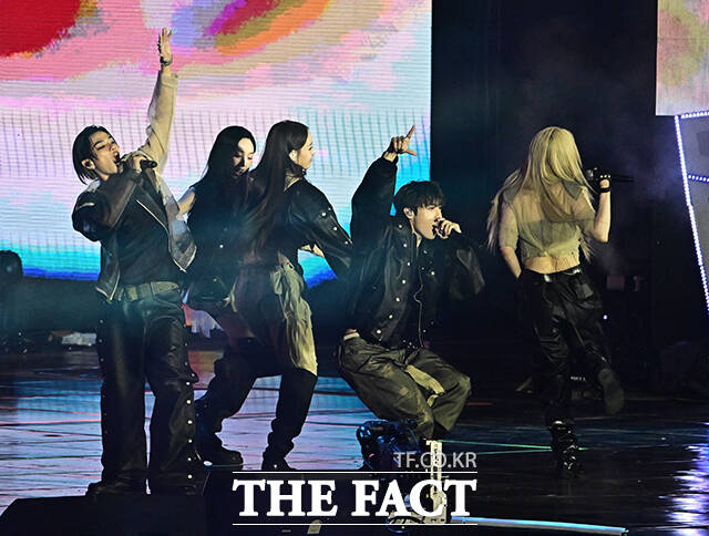 <더팩트>가 주최하고 팬앤스타와 UCW가 주관하는 ‘2026 더팩트 뮤직 어워즈(2026 THE FACT MUSIC AWARDS, TMA)’가 19일 오후 부산 연제구 부산아시아드주경기장에서 열린 가운데 올데이 프로젝트(ALLDAY PROJECT)가 화려한 무대를 펼치고 있다. /부산아시아드주경기장=배정한 기자