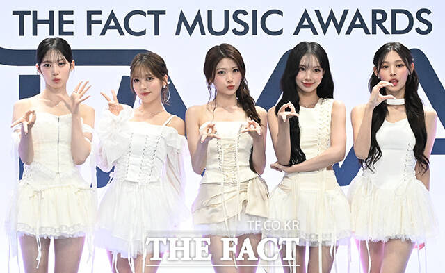 <더팩트>가 주최하고 팬앤스타와 UCW가 주관하는 ‘2026 더팩트 뮤직 어워즈(2026 THE FACT MUSIC AWARDS, TMA)’가 19일 오후 부산 연제구 부산아시아드주경기장에서 열린 가운데 그룹 리센느(RESCENE)의 리브와 메이, 제나, 원이, 미나미(왼쪽부터)가 블루카펫을 밟고 있다. /부산아시아드주경기장=김성렬 기자
