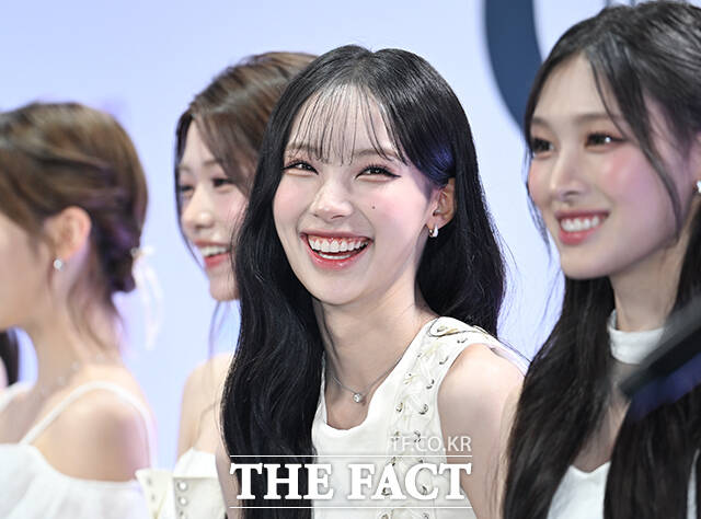<더팩트>가 주최하고 팬앤스타와 UCW가 주관하는 ‘2026 더팩트 뮤직 어워즈(2026 THE FACT MUSIC AWARDS, TMA)’가 19일 오후 부산 연제구 부산아시아드주경기장에서 열린 가운데 리센느 원이(왼쪽)와 미나미가 블루카펫을 밟고 있다. /부산아시아드주경기장=박헌우 기자
