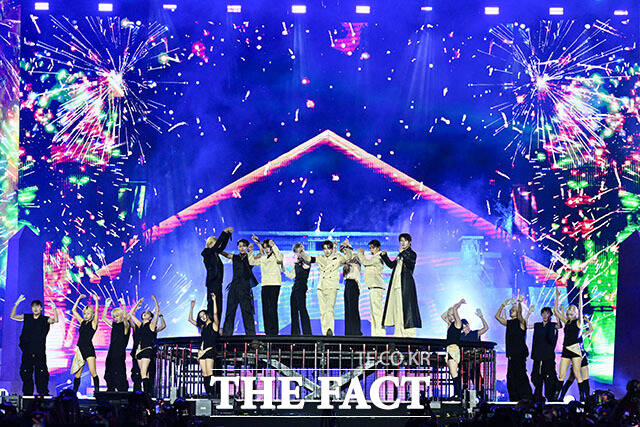 <더팩트>가 주최하고 팬앤스타와 UCW가 주관하는 ‘2026 더팩트 뮤직 어워즈(2026 THE FACT MUSIC AWARDS, TMA)’가 19일 오후 부산 연제구 부산아시아드주경기장에서 열린 가운데 가수 에이티즈(ATEEZ)가 화려한 무대를 펼치고 있다. /부산아시아드주경기장=서예원 기자