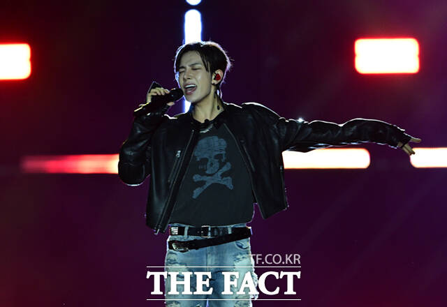 <더팩트>가 주최하고 팬앤스타와 UCW가 주관하는 ‘2026 더팩트 뮤직 어워즈(2026 THE FACT MUSIC AWARDS, TMA)’가 19일 오후 부산 연제구 부산아시아드주경기장에서 열린 가운데 가수 에반이 화려한 무대를 펼치고 있다. /부산아시아드주경기장=이새롬 기자