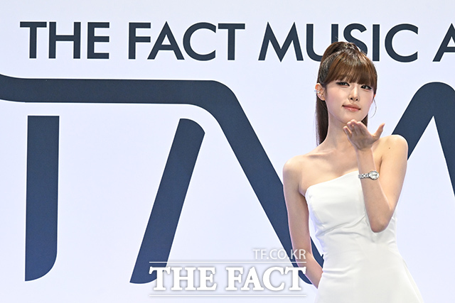 <더팩트>가 주최하고 팬앤스타와 UCW가 주관하는 ‘2026 더팩트 뮤직 어워즈(2026 THE FACT MUSIC AWARDS, TMA)’가 19일 오후 부산 연제구 부산아시아드주경기장에서 열린 가운데 가수 최예나가 블루카펫을 밟고 있다. /부산아시아드주경기장=김성렬 기자