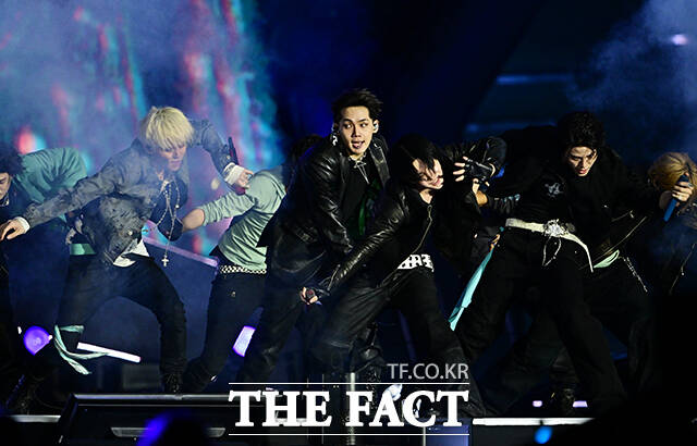 <더팩트>가 주최하고 팬앤스타와 UCW가 주관하는 ‘2026 더팩트 뮤직 어워즈(2026 THE FACT MUSIC AWARDS, TMA)’가 19일 오후 부산 연제구 부산아시아드주경기장에서 열린 가운데 트레저(TREASURE)가 화려한 무대를 펼치고 있다. /부산아시아드주경기장=배정한 기자