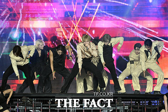 <더팩트>가 주최하고 팬앤스타와 UCW가 주관하는 ‘2026 더팩트 뮤직 어워즈(2026 THE FACT MUSIC AWARDS, TMA)’가 19일 오후 부산 연제구 부산아시아드주경기장에서 열린 가운데 그룹 에이티즈(ATEEZ) 성화와 우영, 종호, 여상, 산, 윤호, 홍중, 민기(왼쪽부터)가 화려한 무대를 펼치고 있다. /부산아시아드주경기장=남용희 기자