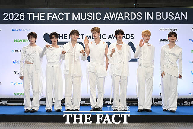 <더팩트>가 주최하고 팬앤스타와 UCW가 주관하는 ‘2026 더팩트 뮤직 어워즈(2026 THE FACT MUSIC AWARDS, TMA)’가 19일 오후 부산 연제구 부산아시아드주경기장에서 열린 가운데 그룹 클로즈 유어 아이즈(CLOSE YOUR EYES)의 켄신과 송승호, 전민욱, 마징시앙, 김성민, 장여준, 서경배(왼쪽부터)가 블루카펫을 밟고 있다. /부산아시아드주경기장=김성렬 기자