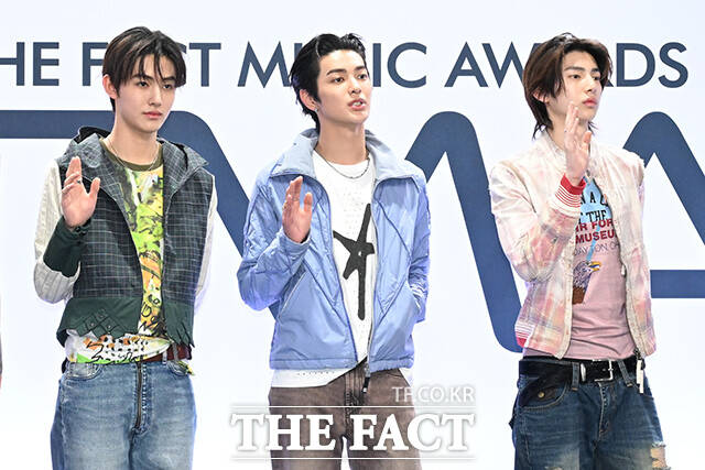 <더팩트>가 주최하고 팬앤스타와 UCW가 주관하는 ‘2026 더팩트 뮤직 어워즈(2026 THE FACT MUSIC AWARDS, TMA)’가 19일 오후 부산 연제구 부산아시아드주경기장에서 열린 가운데 그룹 코르티스(CORTIS)의 제임스, 성현, 건호, 주훈, 마틴(왼쪽부터)이 블루카펫을 밟고 있다. /부산아시아드주경기장=김성렬 기자