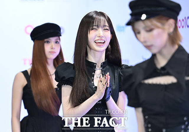 <더팩트>가 주최하고 팬앤스타와 UCW가 주관하는 ‘2026 더팩트 뮤직 어워즈(2026 THE FACT MUSIC AWARDS, TMA)’가 19일 오후 부산 연제구 부산아시아드주경기장에서 열린 가운데 엔믹스 해원(왼쪽)과 설윤이 블루카펫을 밟고 있다. /부산아시아드주경기장=박헌우 기자
