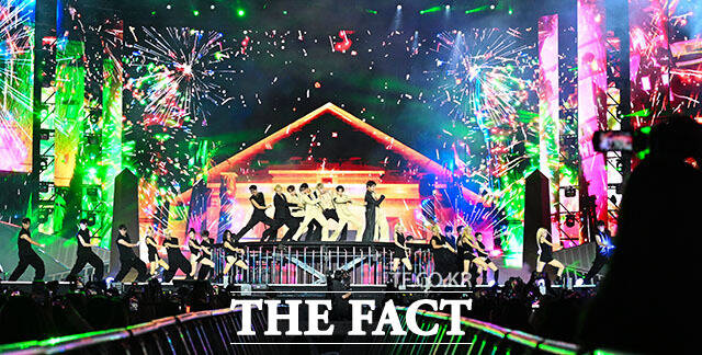 <더팩트>가 주최하고 팬앤스타와 UCW가 주관하는 ‘2026 더팩트 뮤직 어워즈(2026 THE FACT MUSIC AWARDS, TMA)’가 19일 오후 부산 연제구 부산아시아드주경기장에서 열린 가운데 가수 에이티즈(ATEEZ)가 화려한 무대를 펼치고 있다. /부산아시아드주경기장=서예원 기자