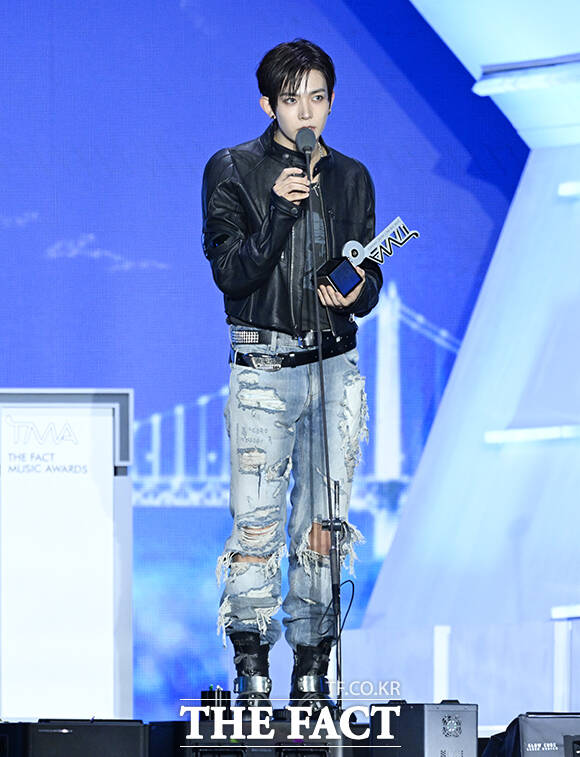 <더팩트>가 주최하고 팬앤스타와 UCW가 주관하는 ‘2026 더팩트 뮤직 어워즈(2026 THE FACT MUSIC AWARDS, TMA)’가 19일 오후 부산 연제구 부산아시아드주경기장에서 열린 가운데 가수 에반이 '월드 베스트 웨이브'을 수상한 뒤 소감을 밝히고 있다. /부산아시아드주경기장=박헌우 기자