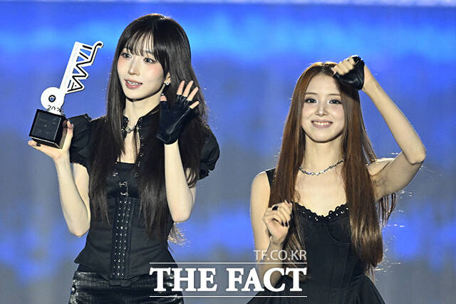 <더팩트>가 주최하고 팬앤스타와 UCW가 주관하는 ‘2026 더팩트 뮤직 어워즈(2026 THE FACT MUSIC AWARDS, TMA)’가 19일 오후 부산 연제구 부산아시아드주경기장에서 열린 가운데 그룹 엔믹스(NMIXX)가 'SOUND OF THE YEAR'상을 수상한 뒤 소감을 밝히고 있다. /부산아시아드주경기장=김성렬 기자