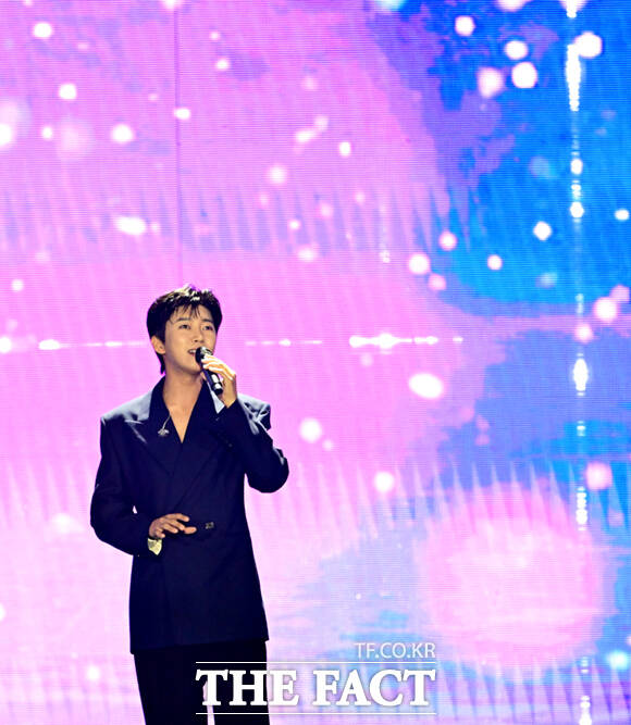 <더팩트>가 주최하고 팬앤스타와 UCW가 주관하는 ‘2026 더팩트 뮤직 어워즈(2026 THE FACT MUSIC AWARDS, TMA)’가 19일 오후 부산 연제구 부산아시아드주경기장에서 열린 가운데 가수 임영웅이 화려한 무대를 펼치고 있다. /부산아시아드주경기장=이새롬 기자