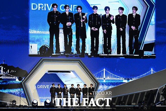 [더팩트ㅣ부산아시아드주경기장=남용희 기자] <더팩트>가 주최하고 팬앤스타와 UCW가 주관하는 ‘2026 더팩트 뮤직 어워즈(2026 THE FACT MUSIC AWARDS, TMA)’가 19일 오후 부산 연제구 부산아시아드주경기장에서 열린 가운데 그룹 알파드라이브원(ALPHA DRIVE ONE)이 '핫티스트'를 수상한 뒤 소감을 밝히고 있다.