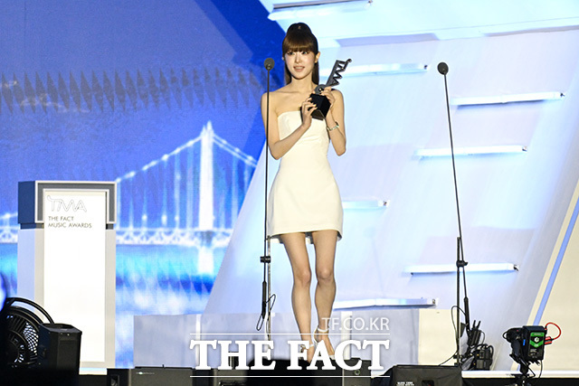 <더팩트>가 주최하고 팬앤스타와 UCW가 주관하는 ‘2026 더팩트 뮤직 어워즈(2026 THE FACT MUSIC AWARDS, TMA)’가 19일 오후 부산 연제구 부산아시아드주경기장에서 열린 가운데 가수 최예나가 '올해의 아티스트'를 수상한 뒤 소감을 밝히고 있다. /부산아시아드주경기장=남용희 기자