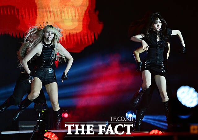 <더팩트>가 주최하고 팬앤스타와 UCW가 주관하는 ‘2026 더팩트 뮤직 어워즈(2026 THE FACT MUSIC AWARDS, TMA)’가 19일 오후 부산 연제구 부산아시아드주경기장에서 열린 가운데 엔믹스(NMIXX)가 화려한 무대를 펼치고 있다. /부산아시아드주경기장=배정한 기자