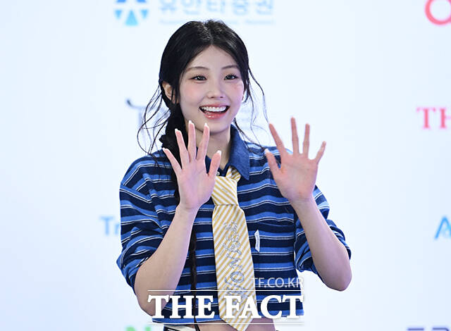 <더팩트>가 주최하고 팬앤스타와 UCW가 주관하는 ‘2026 더팩트 뮤직 어워즈(2026 THE FACT MUSIC AWARDS, TMA)’가 19일 오후 부산 연제구 부산아시아드주경기장에서 열린 가운데 아일릿 원희가 블루카펫을 밟고 있다. /부산아시아드주경기장=박헌우 기자