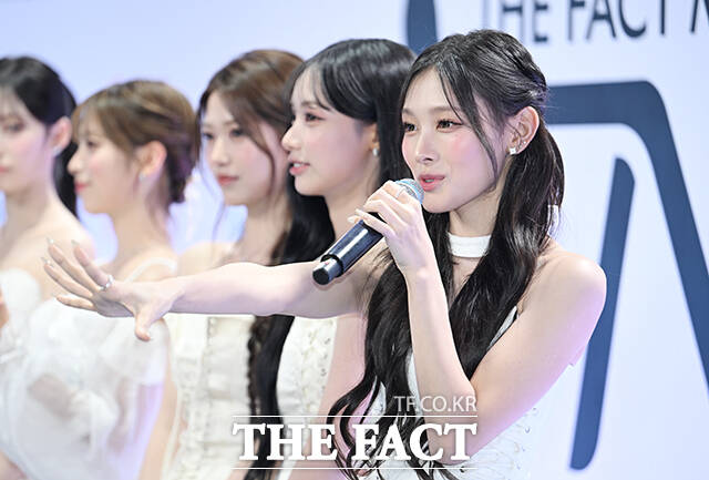 <더팩트>가 주최하고 팬앤스타와 UCW가 주관하는 ‘2026 더팩트 뮤직 어워즈(2026 THE FACT MUSIC AWARDS, TMA)’가 19일 오후 부산 연제구 부산아시아드주경기장에서 열린 가운데 리센느 원이(왼쪽)와 미나미가 블루카펫을 밟고 있다. /부산아시아드주경기장=박헌우 기자