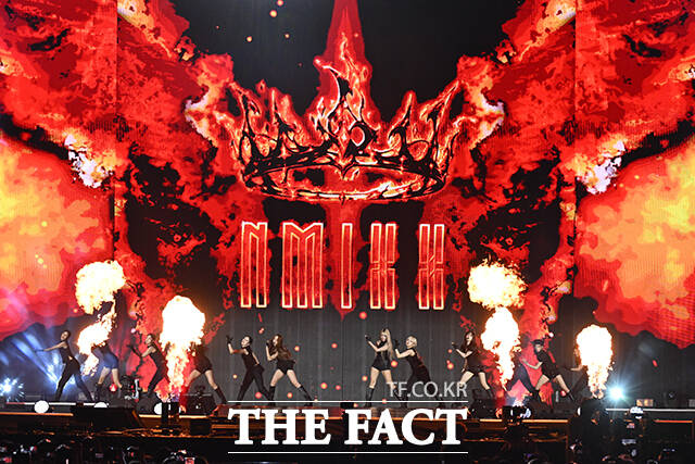 <더팩트>가 주최하고 팬앤스타와 UCW가 주관하는 ‘2026 더팩트 뮤직 어워즈(2026 THE FACT MUSIC AWARDS, TMA)’가 19일 오후 부산 연제구 부산아시아드주경기장에서 열린 가운데 그룹 엔믹스가 화려한 무대를 펼치고 있다. /부산아시아드주경기장=남윤호 기자