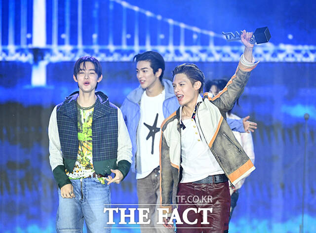 <더팩트>가 주최하고 팬앤스타와 UCW가 주관하는 ‘2026 더팩트 뮤직 어워즈(2026 THE FACT MUSIC AWARDS, TMA)’가 19일 오후 부산 연제구 부산아시아드주경기장에서 열린 가운데 그룹 코르티스의 성현과 건호, 제임스(왼쪽부터)가 '레코드 오브 더 이어'를 수상하고 있다. /부산아시아드주경기장=박헌우 기자