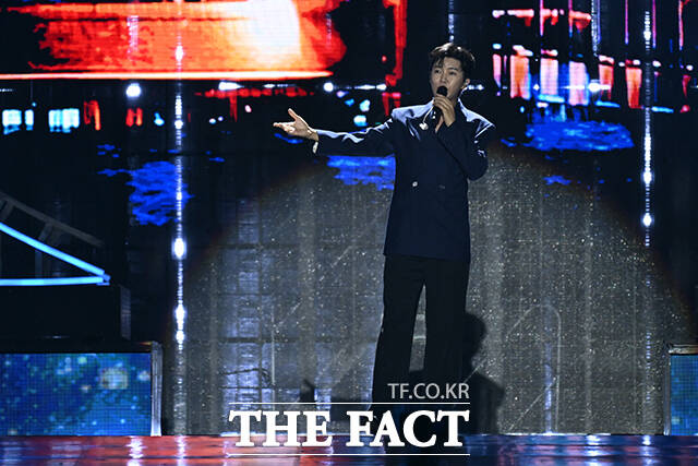 <더팩트>가 주최하고 팬앤스타와 UCW가 주관하는 ‘2026 더팩트 뮤직 어워즈(2026 THE FACT MUSIC AWARDS, TMA)’가 19일 오후 부산 연제구 부산아시아드주경기장에서 열린 가운데 가수 임영웅이 손키스 세리머니를 하고 있다. /부산아시아드주경기장=남윤호 기자]