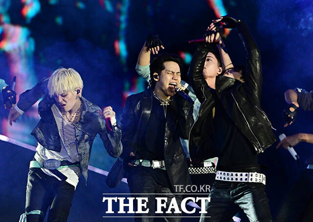 <더팩트>가 주최하고 팬앤스타와 UCW가 주관하는 ‘2026 더팩트 뮤직 어워즈(2026 THE FACT MUSIC AWARDS, TMA)’가 19일 오후 부산 연제구 부산아시아드주경기장에서 열린 가운데 트레저(TREASURE)가 화려한 무대를 펼치고 있다. /부산아시아드주경기장=배정한 기자