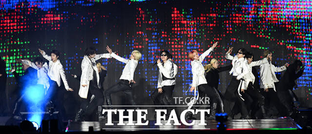 <더팩트>가 주최하고 팬앤스타와 UCW가 주관하는 ‘2026 더팩트 뮤직 어워즈(2026 THE FACT MUSIC AWARDS, TMA)’가 19일 오후 부산 연제구 부산아시아드주경기장에서 열린 가운데 그룹 싸이커스(xikers)가 화려한 무대를 펼치고 있다. /부산아시아드주경기장=이새롬 기자
