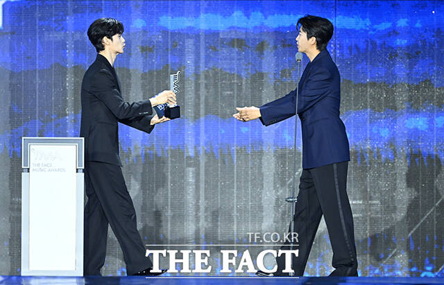[더팩트ㅣ부산아시아드주경기장=박헌우 기자] <더팩트>가 주최하고 팬앤스타와 UCW가 주관하는 ‘2026 더팩트 뮤직 어워즈(2026 THE FACT MUSIC AWARDS, TMA)’가 19일 오후 부산 연제구 부산아시아드주경기장에서 열린 가운데 시상자로 나선 배우 김수현이 인사말을 하고 있다. /부산아시아드주경기장=박헌우 기자