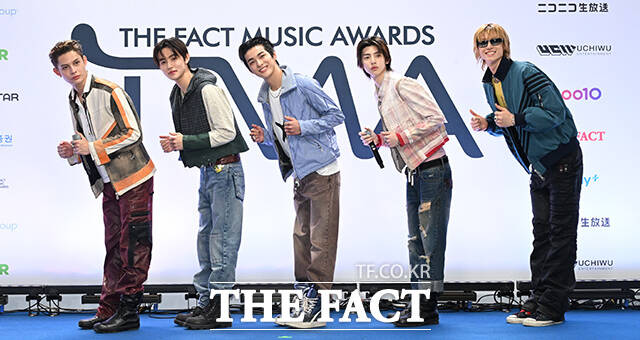 <더팩트>가 주최하고 팬앤스타와 UCW가 주관하는 ‘2026 더팩트 뮤직 어워즈(2026 THE FACT MUSIC AWARDS, TMA)’가 19일 오후 부산 연제구 부산아시아드주경기장에서 열린 가운데 그룹 코르티스(CORTIS)의 제임스, 성현, 건호, 주훈, 마틴(왼쪽부터)이 블루카펫을 밟고 있다. /부산아시아드주경기장=김성렬 기자