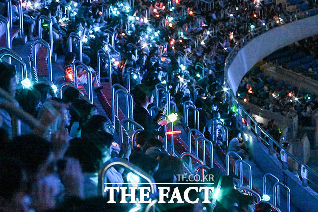 <더팩트>가 주최하고 팬앤스타와 UCW가 주관하는 '2026 더팩트 뮤직 어워즈(2026 THE FACT MUSIC AWARDS, TMA)'가 19일 오후 부산 연제구 부산아시아드주경기장에서 열린 가운데 관객들이 응원봉을 흔들고 있다. /부산아시아드주경기장=송호영 기자