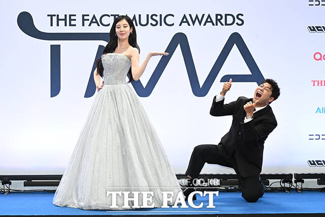<더팩트>가 주최하고 팬앤스타와 UCW가 주관하는 ‘2026 더팩트 뮤직 어워즈(2026 THE FACT MUSIC AWARDS, TMA)’가 19일 오후 부산 연제구 부산아시아드주경기장에서 열린 가운데 진행을 맡은 그룹 소녀시대의 서현(왼쪽)과 방송인 전현무가 블루카펫을 밟고 있다. /부산아시아드주경기장=김성렬 기자