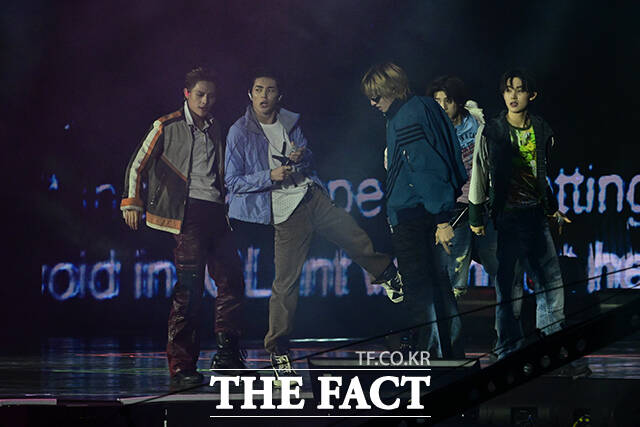<더팩트>가 주최하고 팬앤스타와 UCW가 주관하는 ‘2026 더팩트 뮤직 어워즈(2026 THE FACT MUSIC AWARDS, TMA)’가 19일 오후 부산 연제구 부산아시아드주경기장에서 열린 가운데 그룹 코르티스가 화려한 무대를 펼치고 있다. /부산아시아드주경기장=남윤호 기자