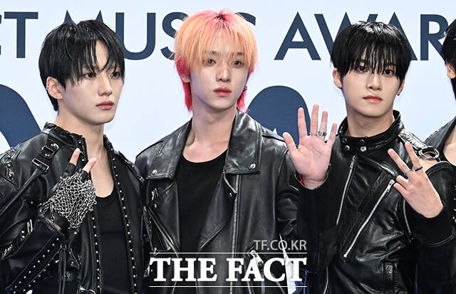 <더팩트>가 주최하고 팬앤스타와 UCW가 주관하는 ‘2026 더팩트 뮤직 어워즈(2026 THE FACT MUSIC AWARDS, TMA)’가 19일 오후 부산 연제구 부산아시아드주경기장에서 열린 가운데 그룹 싸이커스(xikers)의 헌터와 진식, 현우, 수민, 민재, 유준, 준민, 예찬, 정훈, 세은(왼쪽부터)이 블루카펫을 밟고 있다. /부산아시아드주경기장=김성렬 기자