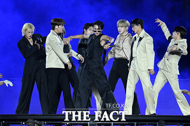 <더팩트>가 주최하고 팬앤스타와 UCW가 주관하는 ‘2026 더팩트 뮤직 어워즈(2026 THE FACT MUSIC AWARDS, TMA)’가 19일 오후 부산 연제구 부산아시아드주경기장에서 열린 가운데 그룹 에이티즈(ATEEZ) 성화와 우영, 종호, 여상, 산, 윤호, 홍중, 민기(왼쪽부터)가 화려한 무대를 펼치고 있다. /부산아시아드주경기장=남용희 기자
