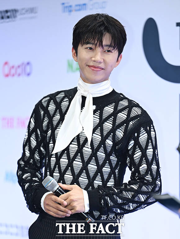 <더팩트>가 주최하고 팬앤스타와 UCW가 주관하는 ‘2026 더팩트 뮤직 어워즈(2026 THE FACT MUSIC AWARDS, TMA)’가 19일 오후 부산 연제구 부산아시아드주경기장에서 열린 가운데 임영웅이 블루카펫을 밟고 있다. /박헌우 기자