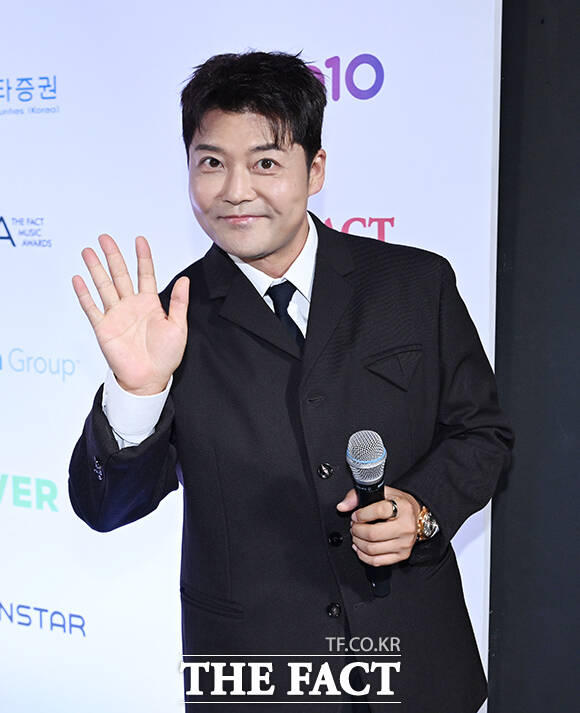 <더팩트>가 주최하고 팬앤스타와 UCW가 주관하는 ‘2026 더팩트 뮤직 어워즈(2026 THE FACT MUSIC AWARDS, TMA)’가 19일 오후 부산 연제구 부산아시아드주경기장에서 열린 가운데 MC를 맡은 전현무와 서현이 블루카펫을 밟고 있다. /부산아시아드주경기장=박헌우 기자