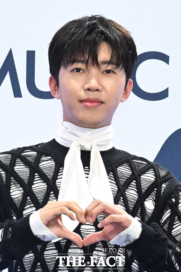 <더팩트>가 주최하고 팬앤스타와 UCW가 주관하는 ‘2026 더팩트 뮤직 어워즈(2026 THE FACT MUSIC AWARDS, TMA)’가 19일 오후 부산 연제구 부산아시아드주경기장에서 열린 가운데 가수 임영웅이 블루카펫을 밟고 있다. /부산아시아드주경기장=김성렬 기자