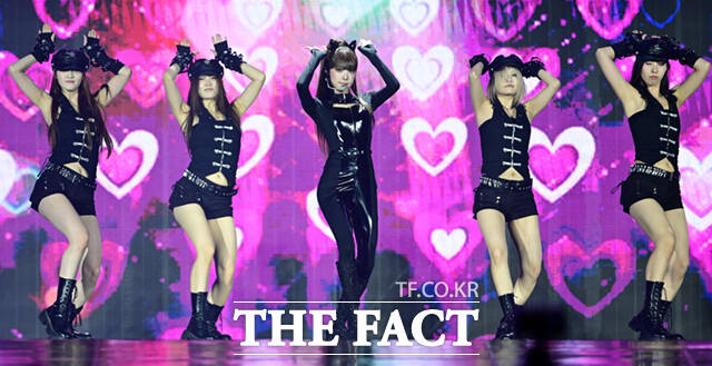 <더팩트>가 주최하고 팬앤스타와 UCW가 주관하는 ‘2026 더팩트 뮤직 어워즈(2026 THE FACT MUSIC AWARDS, TMA)’가 19일 오후 부산 연제구 부산아시아드주경기장에서 열린 가운데 가수 최예나가 화려한 무대를 펼치고 있다. /부산아시아드주경기장=이새롬 기자
