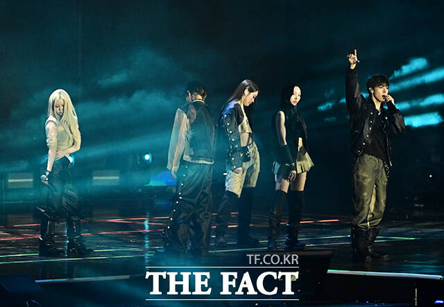 <더팩트>가 주최하고 팬앤스타와 UCW가 주관하는 ‘2026 더팩트 뮤직 어워즈(2026 THE FACT MUSIC AWARDS, TMA)’가 19일 오후 부산 연제구 부산아시아드주경기장에서 열린 가운데 올데이 프로젝트(ALLDAY PROJECT)가 화려한 무대를 펼치고 있다. /부산아시아드주경기장=배정한 기자
