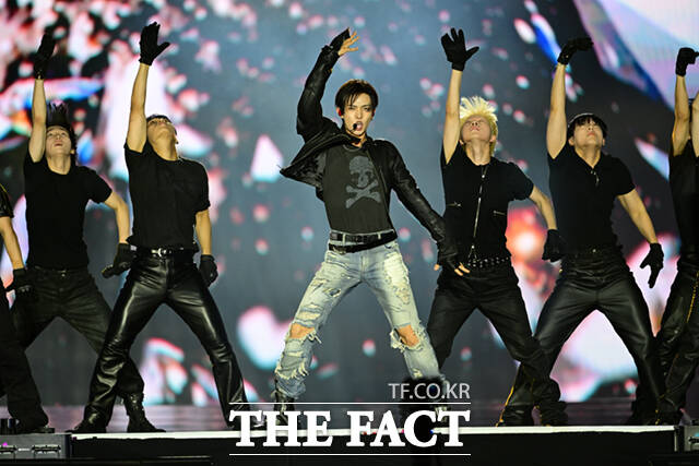 <더팩트>가 주최하고 팬앤스타와 UCW가 주관하는 ‘2026 더팩트 뮤직 어워즈(2026 THE FACT MUSIC AWARDS, TMA)’가 19일 오후 부산 연제구 부산아시아드주경기장에서 열린 가운데 가수 에반이 화려한 무대를 펼치고 있다. /부산아시아드주경기장=이새롬 기자